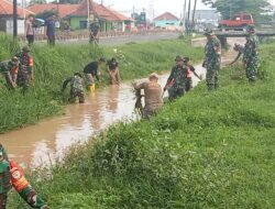 Tetap Kompak, TNI-Polri Bersama Warga Bersihkan Sampah di Sungai Cilutung