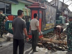 Jaga Kerapian dan Keindahan, Danramil 1705/Cikijing Pimpin Langsung Anggota