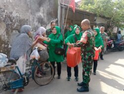 Terus Berbagi di Jumat Berkah, Dengan Membagikan Nasi Kotak Kepada Warga