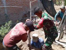 Atasi Kesulitan Air Babinsa Bantu Pembuatan Sumur Bor Warga