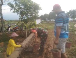 Ciptakan Kemanunggalan, Babinsa Bersama Warga Laksanakan Karya Bakti