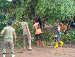 Bersama Masyarakat, Babinsa Bersihkan Lingkungan Sekitar