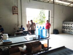 Gelar Patroli Siang, Personil Polsek Cikijing Sambangi Pabrik Konveksi.