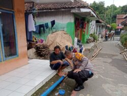 Bhabinkamtibmas Bersama Warga Warna-warni Tiang Bambu Lapangan Voly Mini di Kelurahan Cicenang
