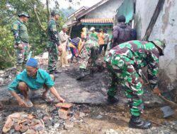 Pasca Kebakaran, Danramil 1702/Maja Pimpin Bersihkan Puing Rumah Warga Yang Terbakar