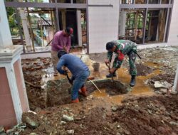 Penuh Semangat, Babinsa Bersama Warga Gotong Royong Pembangunan Mesjid