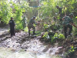 Cegah banjir, Kodim Sragen bersihkan sampah di sungai Guworejo