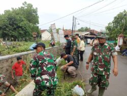 Giat Jum’at Bersih Polsek Sukahaji Bersama Muspika, Perangkat Desa dan Masyarakat: Mencegah Bencana dan Menjaga Kebersihan Lingkungan