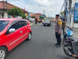 Polisi Urai Kemacetan di Jalan Raya Maja: Kapolsek Maja Terjun Langsung Melaksanakan Pengaturan Lalu Lintas