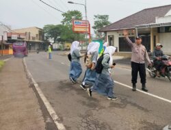 Bentuk Pelayanan Pagi, Polisi Di Cikijing Laksanakan Gatur Lalin Dan Bantu Anak Sekolah Menyeberang Jalan