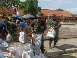 Koramil 1713/Ligung Bersama Warga Bahu Membahu Membuat Tanggul Penahan Banjir