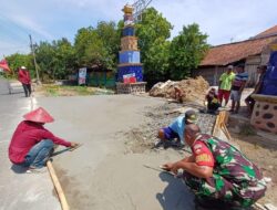 Babinsa bersama Masyarakat Kebut Cor Jalan Desa