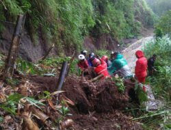 Babinsa Dan Warga Bersihkan Material Longsor