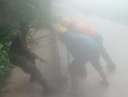 Hujan Deras Tak Halangi Babinsa Bertindak Cepat