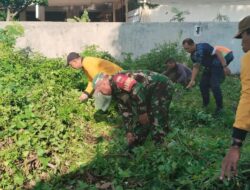 Peduli Kebersihan Lingkungan, Babinsa Joyotakan Bersama Perangkat Kelurahan Kerja Bakti