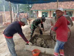 Penuh Semangat, Babinsa Bersama Warga Gotong Royong Pembangunan Sekolah Dasar