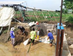 Guna Mendukung Swasembada Pangan, Babinsa Bersama Warga Laksanakan Perbaikan Saluran Irigasi