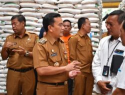 Pj Bupati Majalengka Dedi Supandi Salurkan Bantuan Pangan Beras