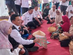 Pj Bupati Dedi Supandi akan Fasilitasi Pengrajin Anyaman Bambu supaya Tetap Bertahan dengan Perkembangan Jaman.