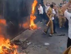 Demo Kepala Desa Memanas. Massa Lempari Gedung DPR RI Dengan Botol Air Mineral Hingga Bakar Spanduk