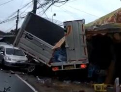Gunakan Alat TAA, Polisi Olah TKP Kecelakaan Beruntun di Jalur Puncak