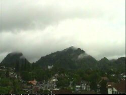 Dini Hari, Gunung Merapi Semburkan Awan Panas Sejauh 2000 Meter