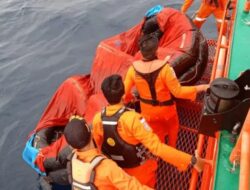 Tim SAR Gabungan Temukan 12 Orang Awak Kapal LCT Bora, 2 Orang Tewas