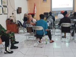 Polisi RW Polsek Majalengka Kota dan Babinsa Koramil Majalengka Amankan Sidang Pleno Pemilu 2024