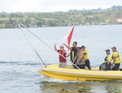 Hadir di Ajang F1 Powerboat 2024, Menpora Dito Naik Kapal Boat Pimpin Parade Peserta dengan Lambaikan Bendera Merah Putih