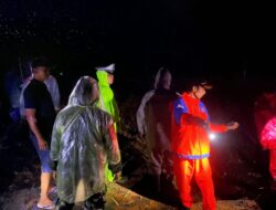 Curah Hujan Tinggi Picu Tanah Longsor di Jalan Nasional Cikijing-Kuningan, Kapolsek Cikijing Berikan Imbauan kepada Warga
