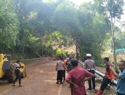 Polsek Cikijing Pantau Evakuasi Material Longsor : Arus Lalu Lintas Dialihkan ke Jalur Alternatif