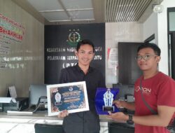 Ketua DPD IWO Indonesia Kab.Majalengka, Serahkan Penghargaan IWO Indonesia Golden Award 2024 Kepada Kasi Intel Kejari Majalengka