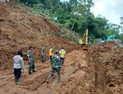 Sinergitas TNI-Polri, Bantu Evakuasi Bencana Alam Tanah Longsor di Jalan Raya Cikijing-Kuningan
