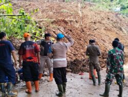 Tiga Alat Berat Diturunkan Untuk Evakuasi Bencana Alam Tanah Longsor di Jalan Raya Cikijing-Kuningan