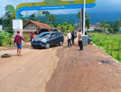 Bhabinkamtibmas Pantau Jalur Alternatif Pasca Longsor, Polsek Cikijing Intensifkan Pengaturan Lalu Lintas