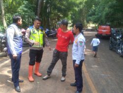 Kapolsek Cikijing Polres Majalengka dan Anggota Lakukan Sterilisasi Material Longsor di Jalur Cikijing-Kuningan