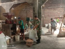 Komsos dengan Warga Babinsa Sambangi Penggilingan Padi
