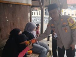 Kapolsek Pasirwangi Beserta Jajarannya Membagikan Takjil Gratis Kepada Warga Sekitar