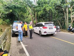 Polsek Cikijing Lakukan Pengaturan Arus Lalu Lintas di Ruas Jalan Nasional Cikijing-Kuningan