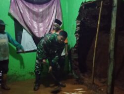 Tanggap Bencana, Anggota Koramil 1705/Cikijing Datangi Lokasi Longsor di Kecamatan Cingambul