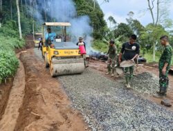 Meski Kondisi Sedang Menjalani Puasa, Anggota Satgas TMMD Ke-119 Kodim 0617/Majalengka Tetap Semangat Dalam Bekerja