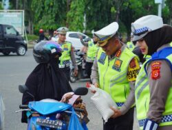 Dirlantas Polda Aceh Berbagi Takjil Berbuka kepada pengendara di Aceh