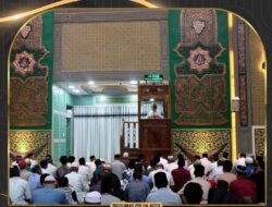 Kapolda Aceh Bersama Masyarakat, Sholat Tarawih di Masjid Babuttaqwa Polda Aceh