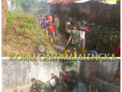 Mitigasi Banjir di Musim Penghujan, Personel Koramil 1712/Jatiwangi Bersihkan Saluran Sekunder