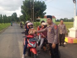 Jajaran Polsek Palasah Bagikan Ratusan Paket Takjil untuk Pengendara