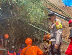 Polsek Cikijing Bersama Tim Gabungan Temukan Motor Tertimbun Longsoran, Pengendara Masih Dicari