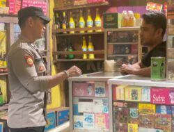 Bhabinkamtibmas Patroli Toko Jamu untuk Cegah Peredaran Miras di Bulan Suci Ramadhan