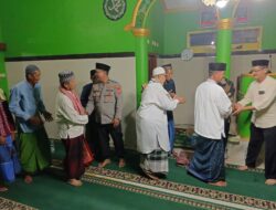 Kanit Samapta Polsek Sukahaji dan Forkopincam Sukahaji Gelar Tarawih Keliling