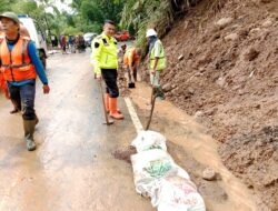Kapolsek Cikijing Pimpin Tim Gabungan Bersihkan Material Longsor di Jalan Nasional