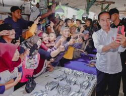 Presiden Joko Widodo, Meninjau Langsung Kondisi Harga Bahan Pokok di Pasar Salakan